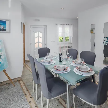 2 Bedroom Amazing In Apartment Vizinada